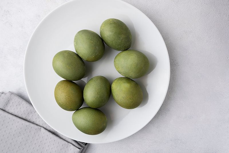 Красим яйца шпинатом