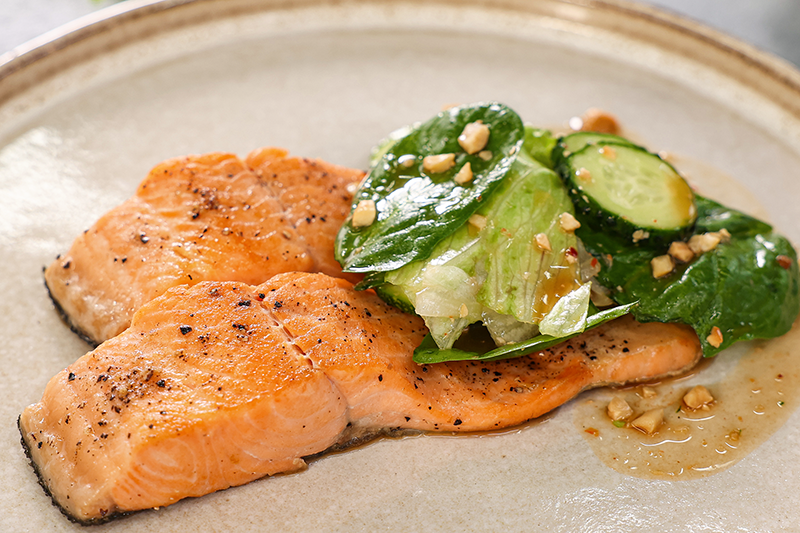 Стейки форели с хрустящим салатом из цукини и огурцов