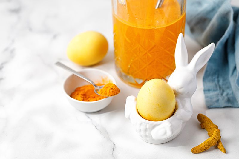 Красим яйца куркумой