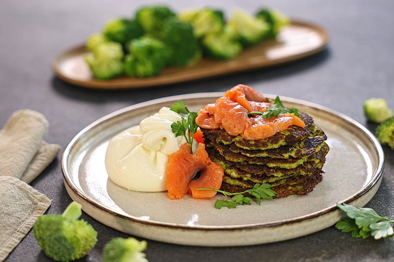 Оладьи из брокколи с форелью