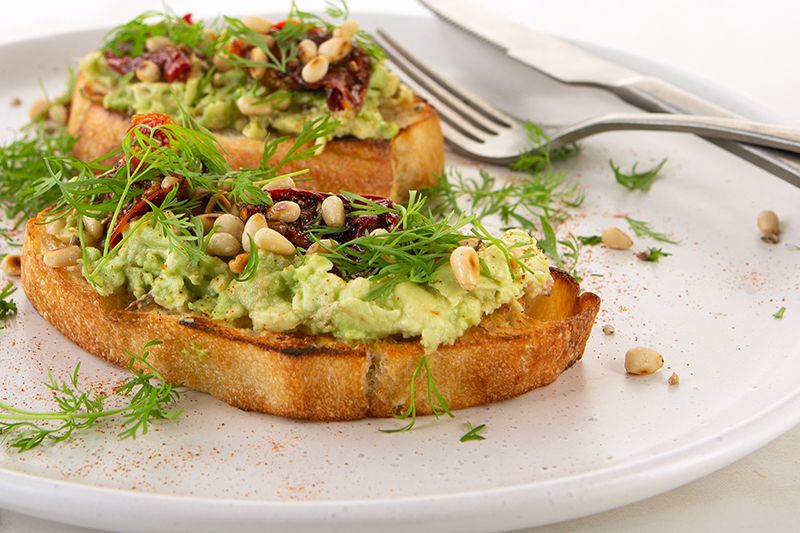 Брускетты с авокадо и вялеными томатами