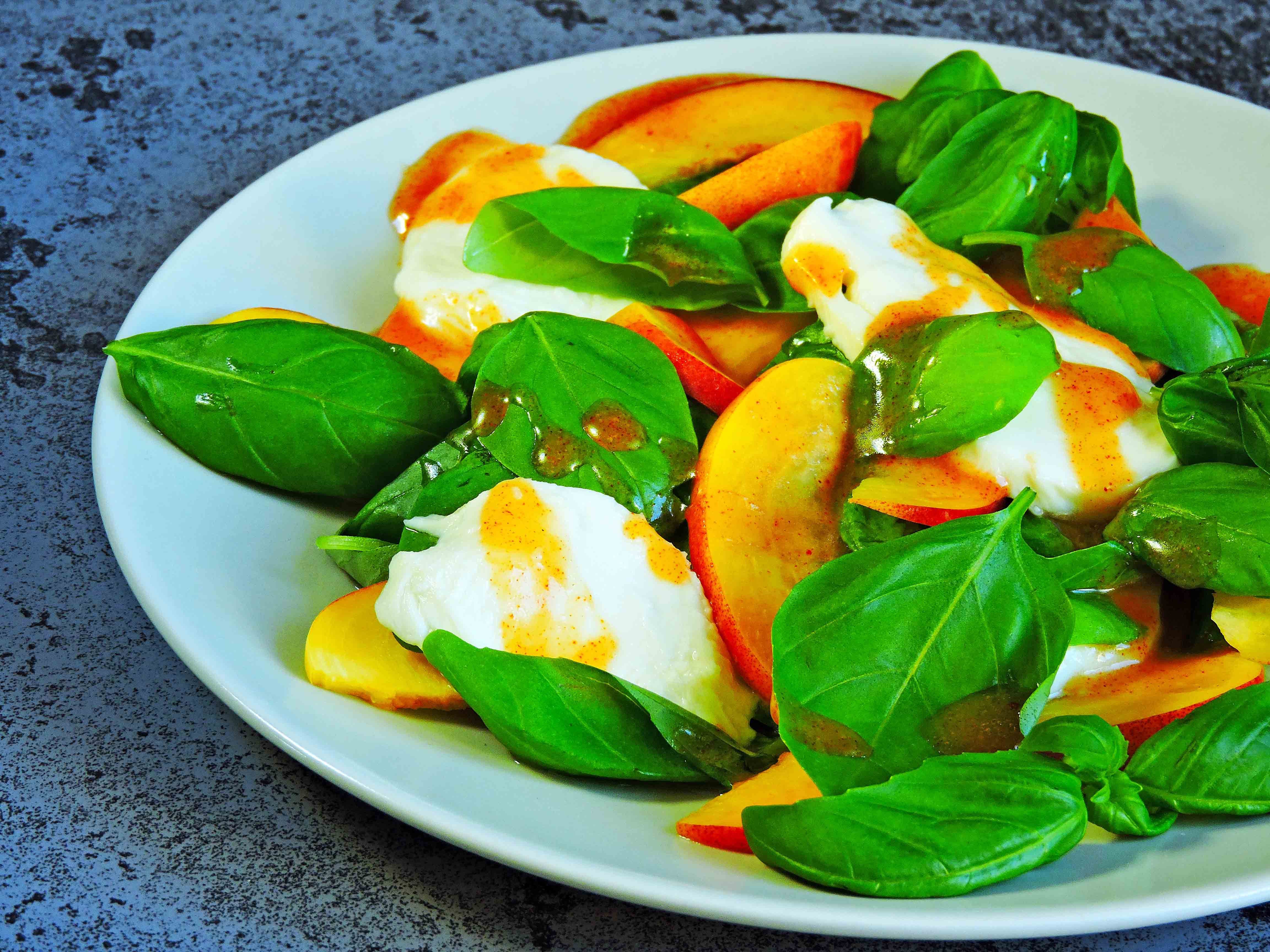 Салат с персиками, моцареллой и базиликом