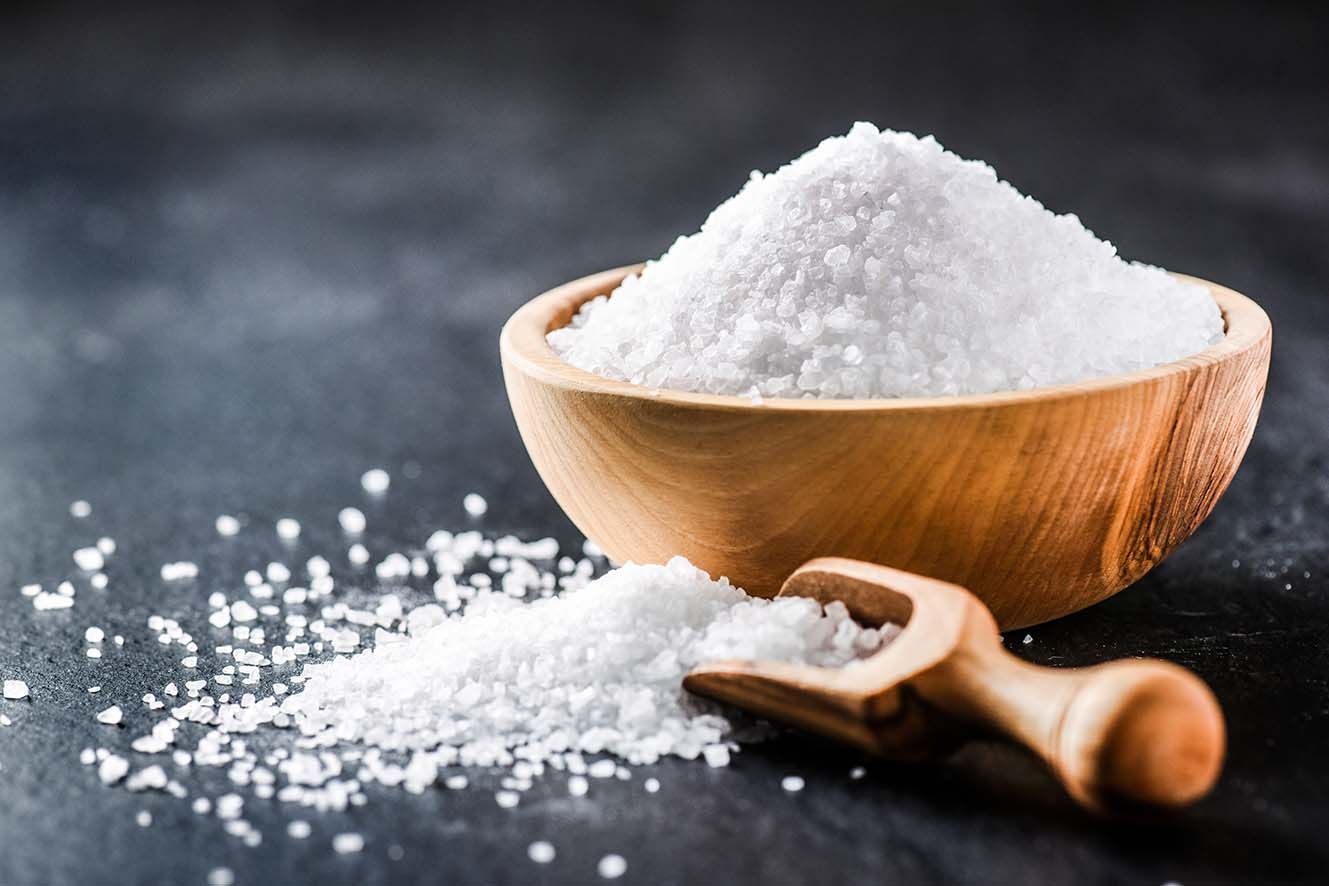 Jak je mořská sůl zdravější než běžná sůl