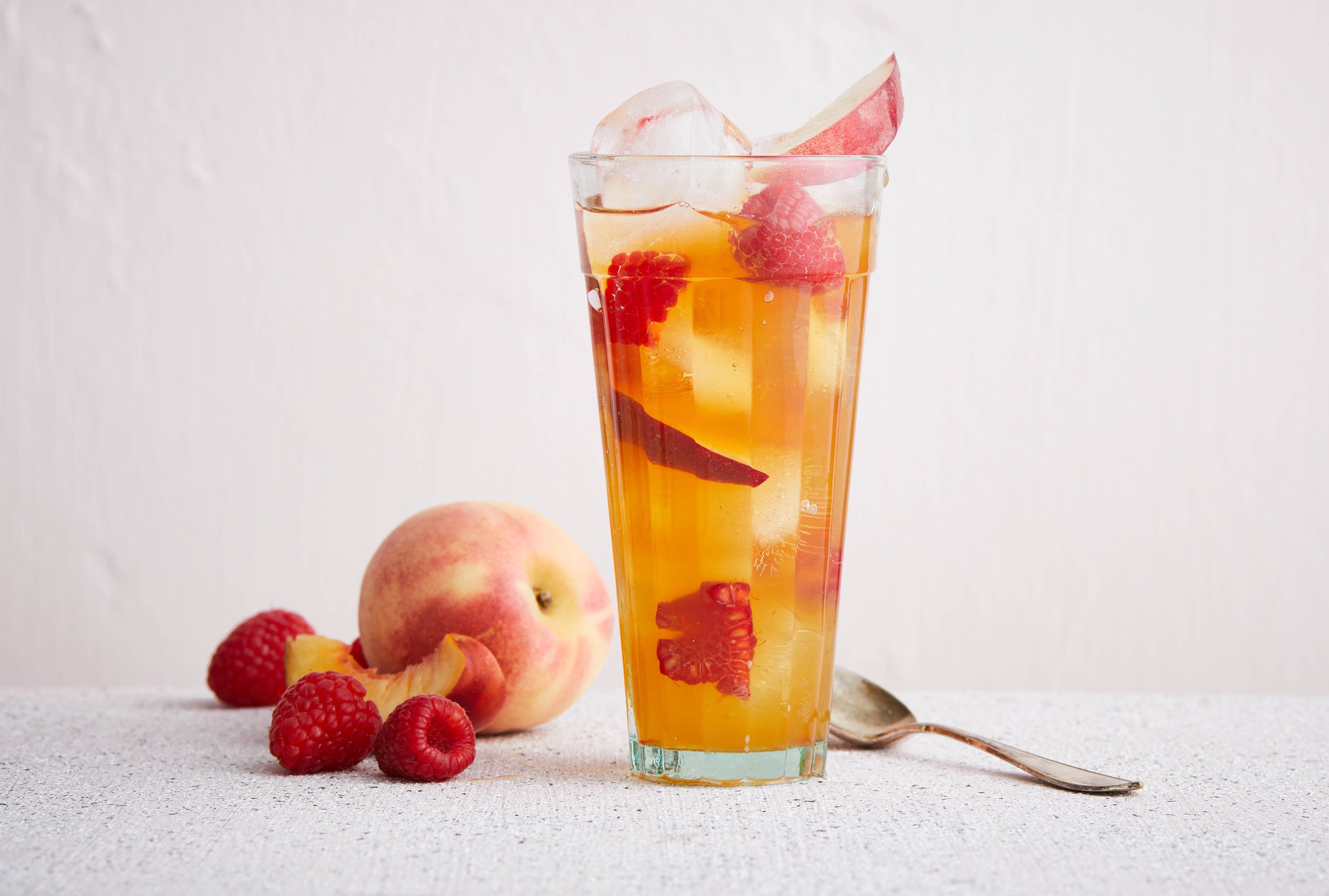 Холодный персиковый чай с малиной