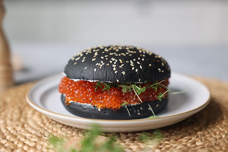 Бургер с красной икрой