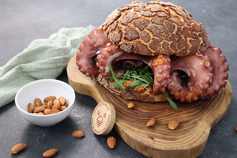 Бургер с осьминогом