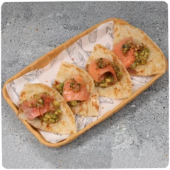 Роти с лососем и гуакамоле 120г