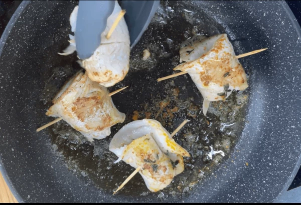 Обжарить со всех сторон до готовности.
