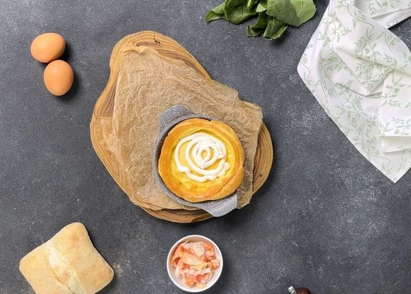 На готовый омлет выложить творожный сыр.