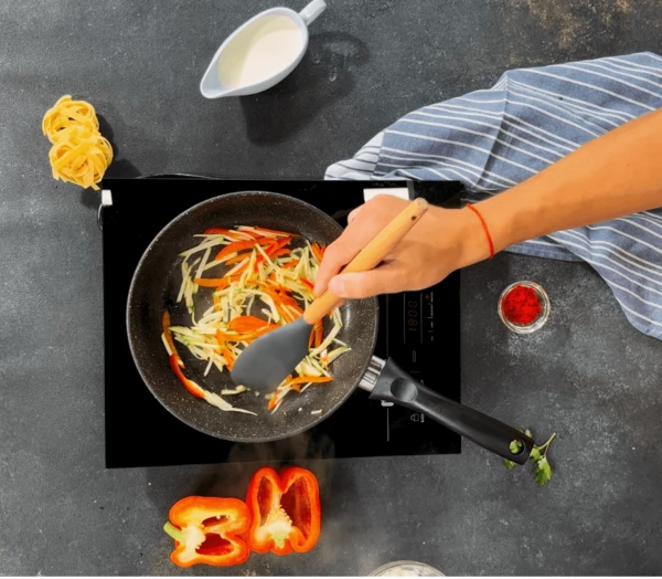 Перец и цукини обжарить на оливковом масле. 