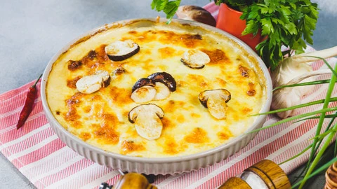Картофельный пирог с белыми грибами и голубым сыром