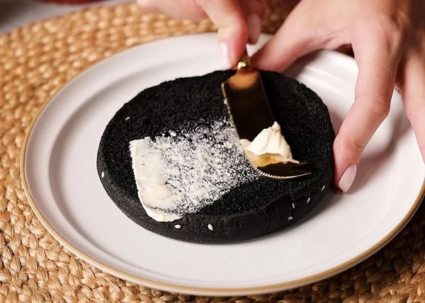 Булочку разморозить. Нижнюю часть булочки намазать сливочным маслом. 

