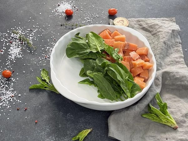 Шпинат вымыть, обсушить полотенцем. Выложить в форму для запекания рядом с рыбой.
