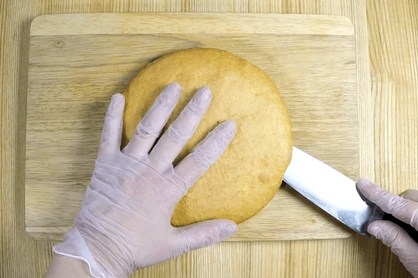 Готовые коржи, охлажденные до комнатной температуры, разрезать вдоль на 2 части. 