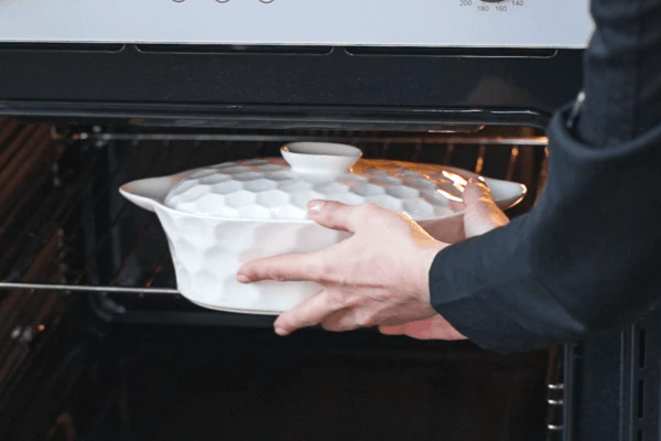 Форму накрыть крышкой или фольгой. Поставить в разогретую до 180°С духовку на 25 - 30 минут. 
