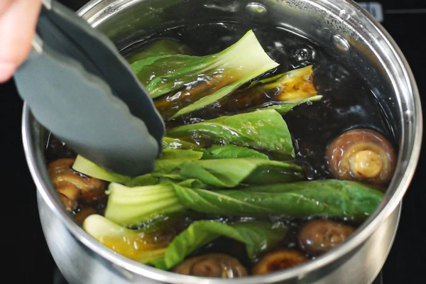 У пак чой отрезать кончик, разобрать на листочки. Добавить креветки и листочки пак чой, варить 2 минуты.
