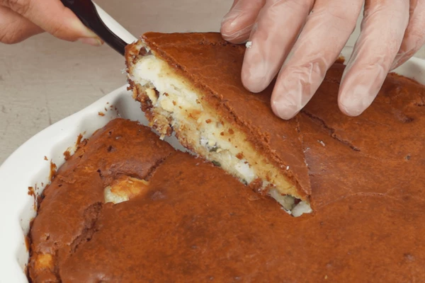 Готовый пирог нарезать на порционные кусочки подать теплым.