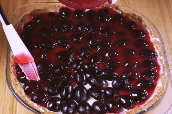 Желатин (5 г) распустить в ягодном морсе, охладить до комнатной температуры. Залить ягоды. Убрать торт в холодильник на 4-5 часов.