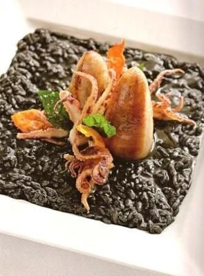 Чернильное ризотто с фаршированными каракатицами