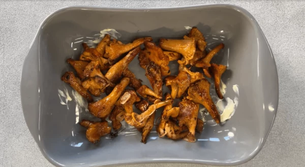 Переложить лисички в емкость для запекания. 