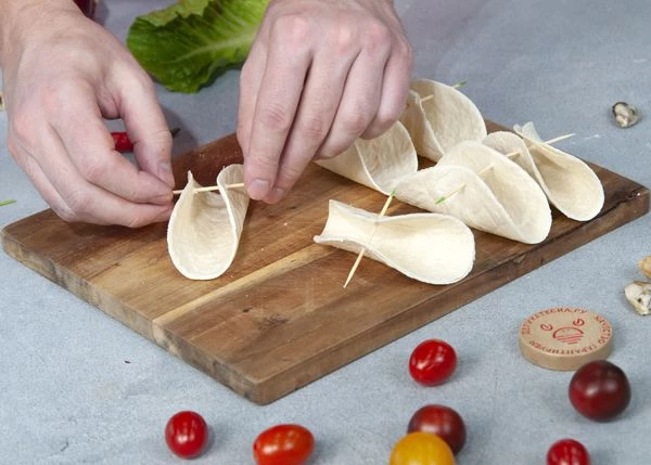 Проколоть зубочисткой и убрать в духовку на 5-7 минут при температуре 180 градусов. 