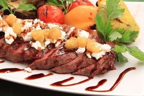 Стейк рибай с чатни из груши