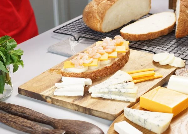 Затем Чеддер и размороженные креветки. 