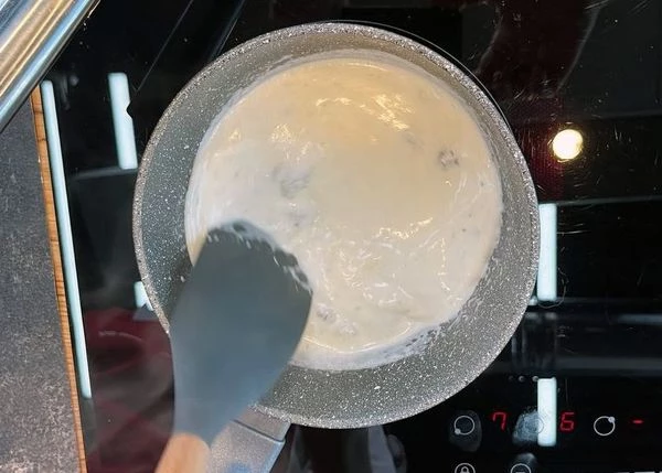 Для соуса в сотейник влить сливки, добавить половину сыра, томить на медленном огне до полного растворения сыра. Готовый соус перелить в соусник. 