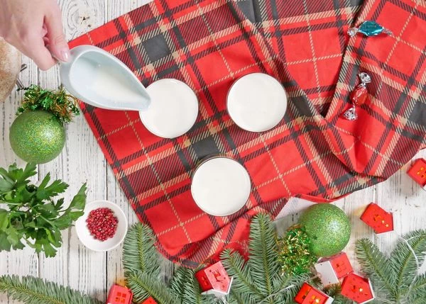 Смешать 60 г майонеза с бульоном, в котором растворен желатин. Залить этой смесью следующий слой заливного. Убрать в холодильник до застывания.
