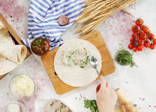 На половину лаваша выложить подготовленный фарш.