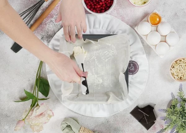 Тесто фило разморозить. Вырезать по размеру формы. Один лист выложить в форму для запекания, смазать мягким сливочным маслом.