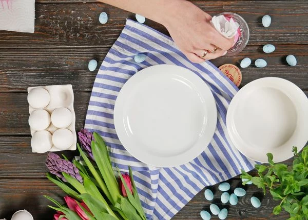 Обмакнуть каждой яйцо в салфетке в теплую воду.