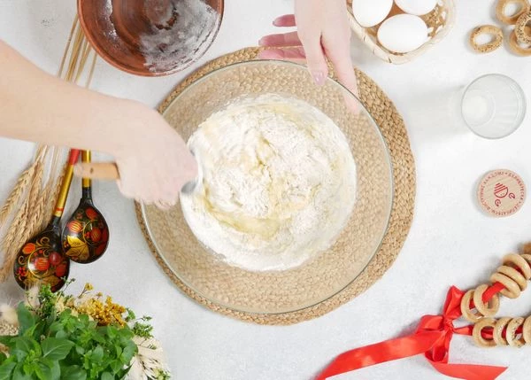  Затем влить молоко, всыпать просеянную муку, соль и молотый перец. Хорошо перемешать тесто. 