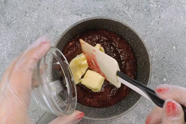  Приготовить заварной ягодный крем: ягодное пюре смешать с размягченным сливочным маслом (60 гр.), добавить взбитые яйца (5 шт.).