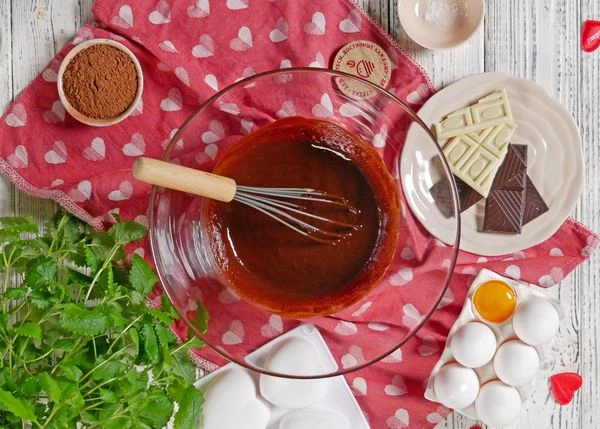 Влить растопленный шоколад, перемешать. 