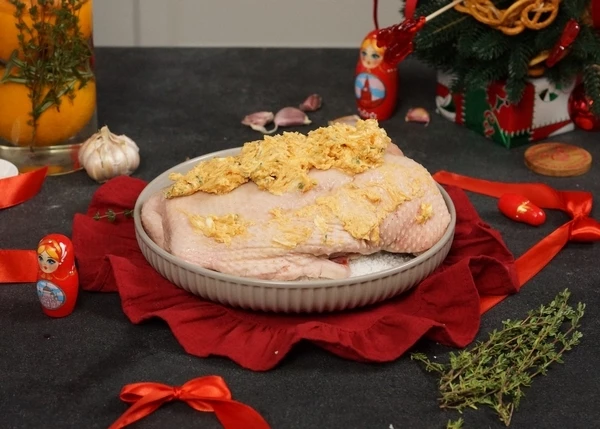 Грудку гуся разморозить на нижней полке холодильника. Промыть. Обсушить бумажными салфетками. Выложить масло на грудку. В форму для запекания насыпать крупную соль. Переложить на нее грудку гуся. Запекать в разогретой до 180 градусов духовке в течение 30 минут, затем понизить температуру до 160 и запекать еще 2 часа.