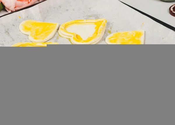 Выложить верхнее сердечко, смазать его тоже.