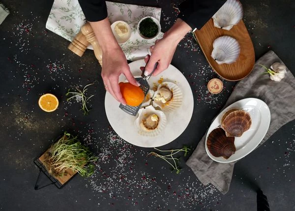 Натереть цедру лимона и зубчик чеснока.