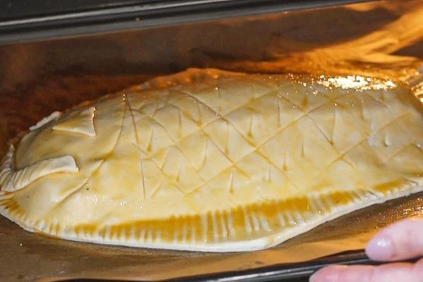 Выпекать в предварительно разогретой до 185 градусов духовке в течение 30 минут.
