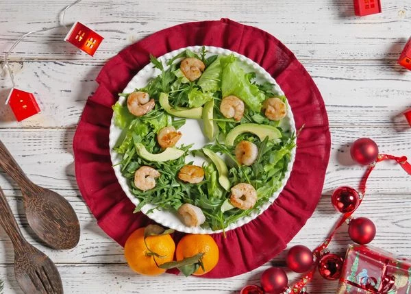 Креветки разморозить на нижней полке холодильника. Обжарить в течение 2 минут с чесноком и розмарином, посолить. Выложить на листья салата.
