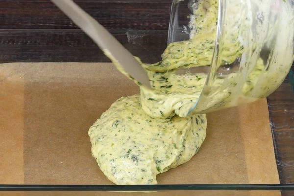  Готовое тесто переложить на пергамент, разровнять. Поставить в разогретую до 200С духовку на 5-6 минут. 