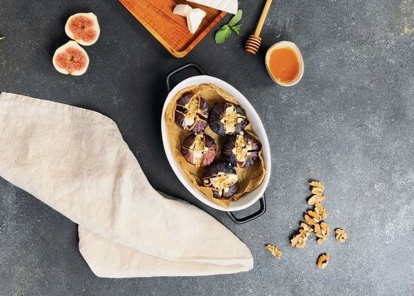 Посыпать мелко нарезанными или измельченными грецкими орехами сверху.