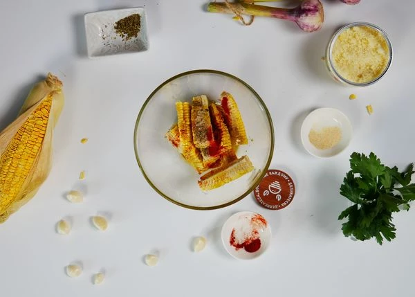 Переложить в емкость. Добавить паприку, орегано, соль, перец, сушеный чеснок, масло оливковое, хорошо перемешать. 