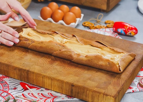 Края блинчиков подвернуть вовнутрь.
