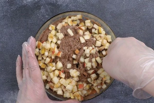 Затем добавить пюре, быстро перемешать до однородной консистенции.Добавить нарезанные яблоки и еще раз перемешать.