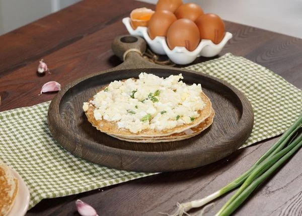 Накрыть блинчиком. Смазать его маслом. Выложить начинку из риса.