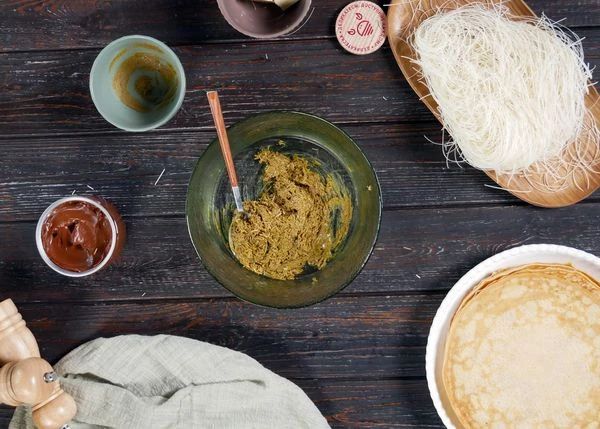 Смешать обжаренное тесто с фисташковой пастой. 