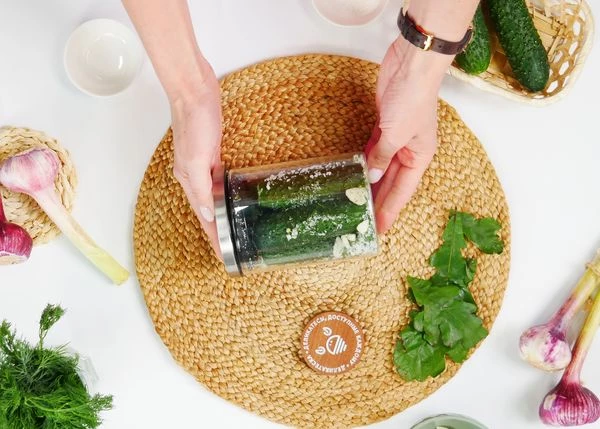 Закрыть крышкой и хорошо потрясти. Оставить при комнатной температуре на 2-3 часа, периодически встряхивая. Либо поставить в холодильник на 5-6 часов. 
