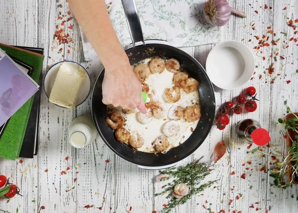 Затем добавить сливки и васаби, перемешать. Довести до кипения. Снять с огня. 
