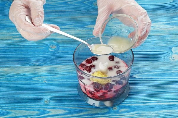 Влить лимонный сок.